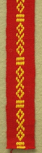 Mönstervävt hårband, rött med gult mönster. Ogift kvinna binder upp håret med rödgult band när hon bär Moradräkten.