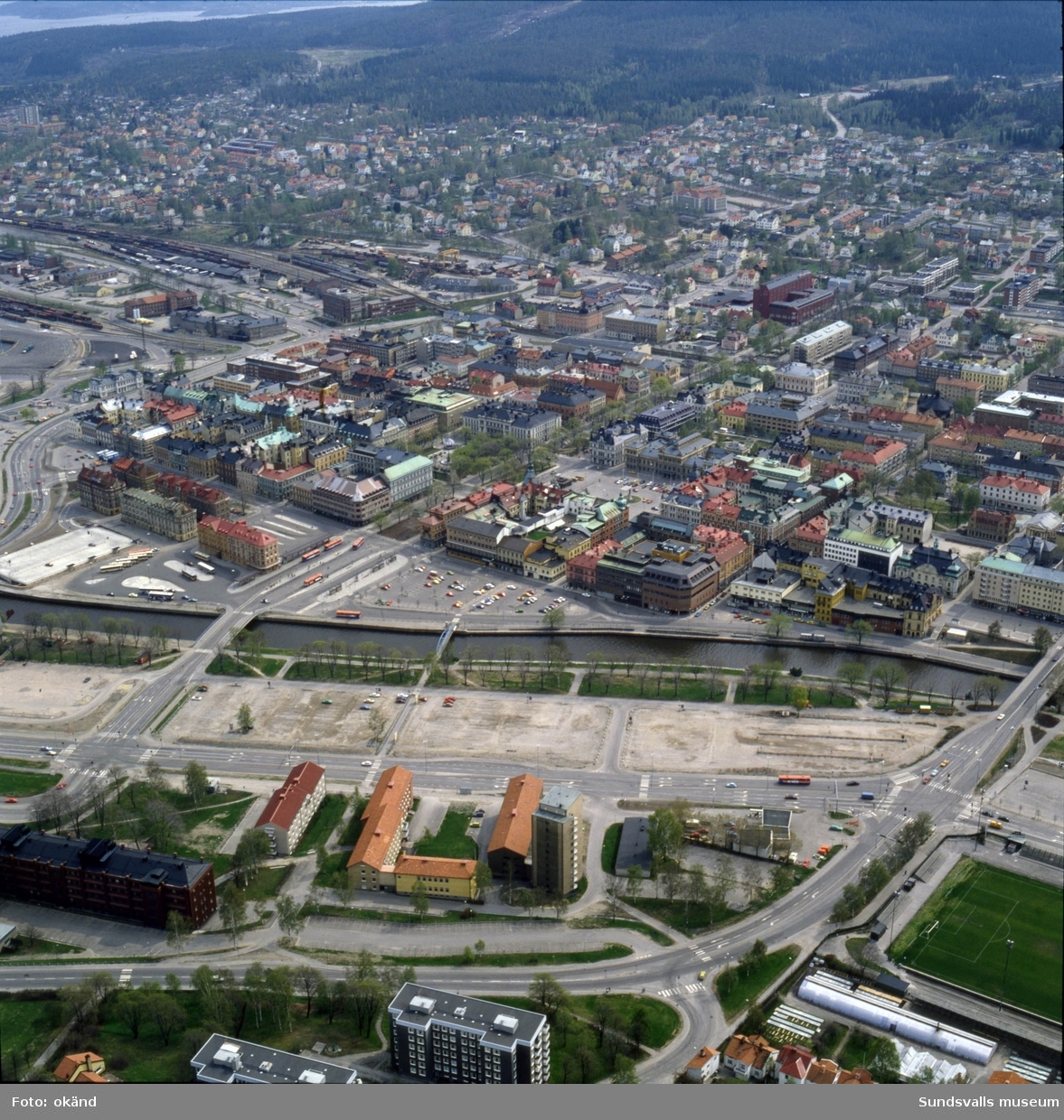 Två flygbilder över Norrmalm, hamnområdet samt delar av centrum, taget mot söder.