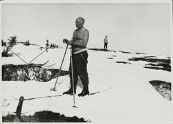 Martin Tranmæl på tur, i bakgrunnen Einar Gerhardsen. Påsken