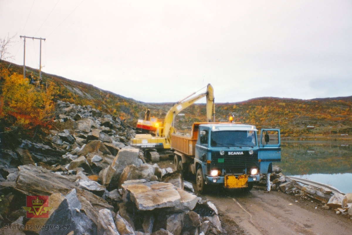 Veganlegg. Utbedring av vegen over Hardangervidda ved Haugastøl 1988. Utkjøring av stein på Scania lastebil.