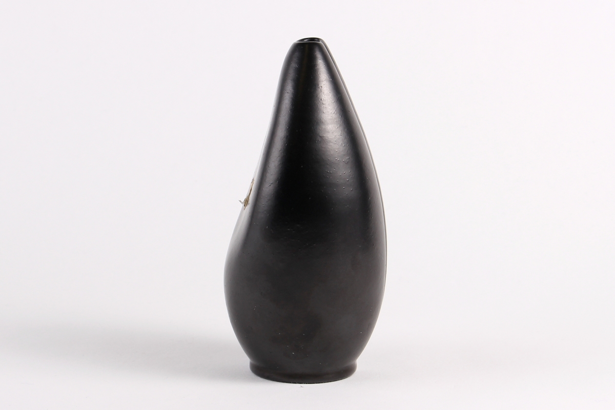 Vase med sort, matt glasur.