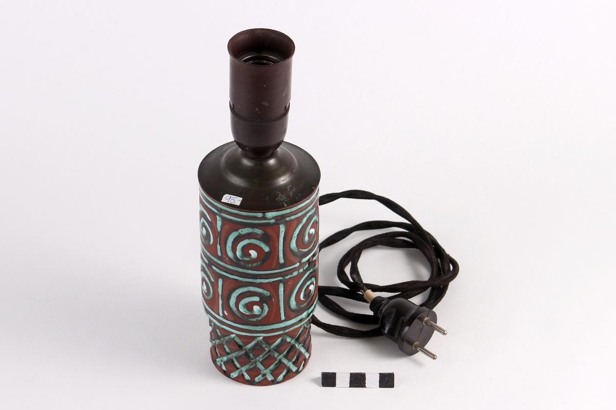 Vase som er omgjort til lampefot og med elektrisk installasjon.