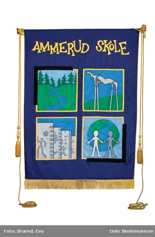 Fire bilder som representerer Ammerud; Alnaelva og marka, elgskulpturen som står i skolegården, høyblokkene på Ammerud og to menneskesilhuetter foran en jordklode som representerer mangfoldet på Ammerud.