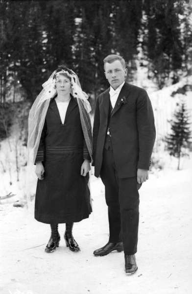 Brudepar hun i m rk kjole med sl r og myrtekrans han i m rk dress