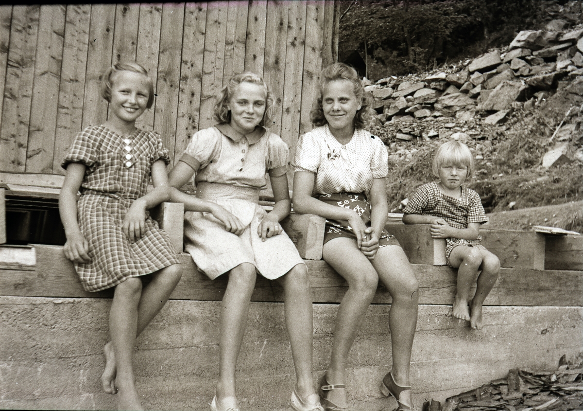 Fyra flickor på Sågbäcken i Albäck; fr v Kerstin Johansson, Amy Arvidsson Åskloster, Ingrid Lindgren och ett litet sommarbarn från Göteborg.