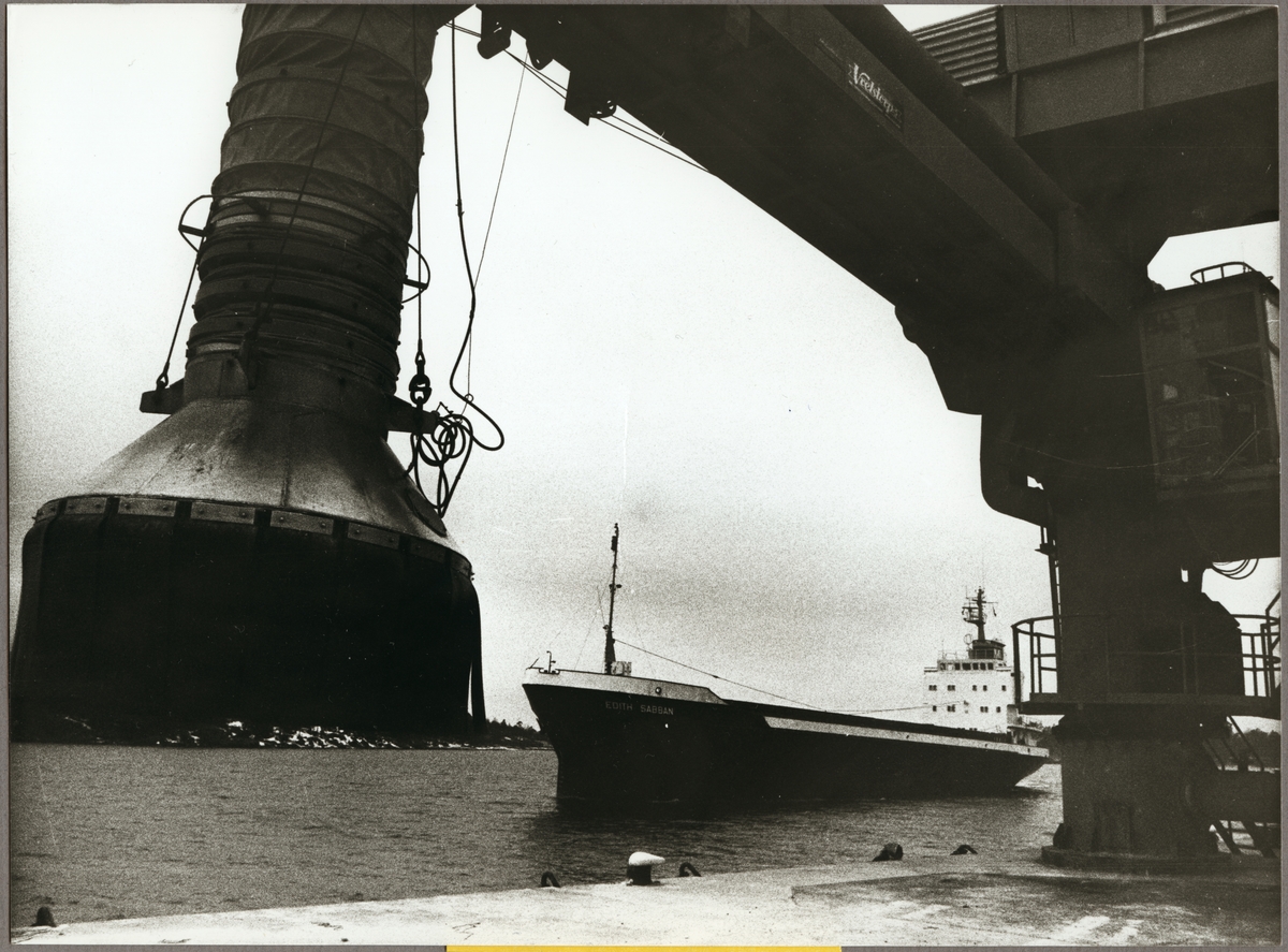 Fartyget "Edith Sabban" lastat med plåt på väg ut från Oxelösunds hamn 1981.