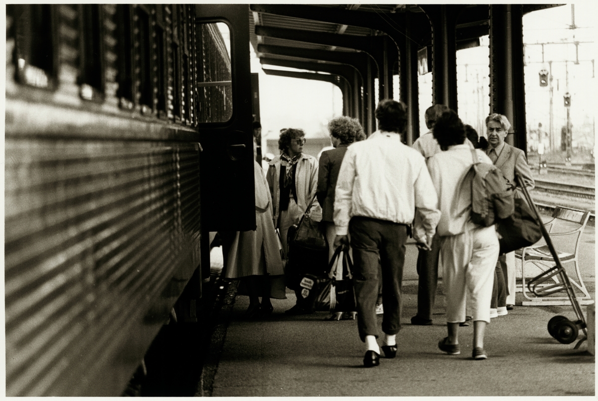 Resande trängs på perrongen för att komma först, inför premiärturen med det första direkttåget från Eskilstuna Central måndagen den 2 september 1985 klockan 7,34 till Göteborg.