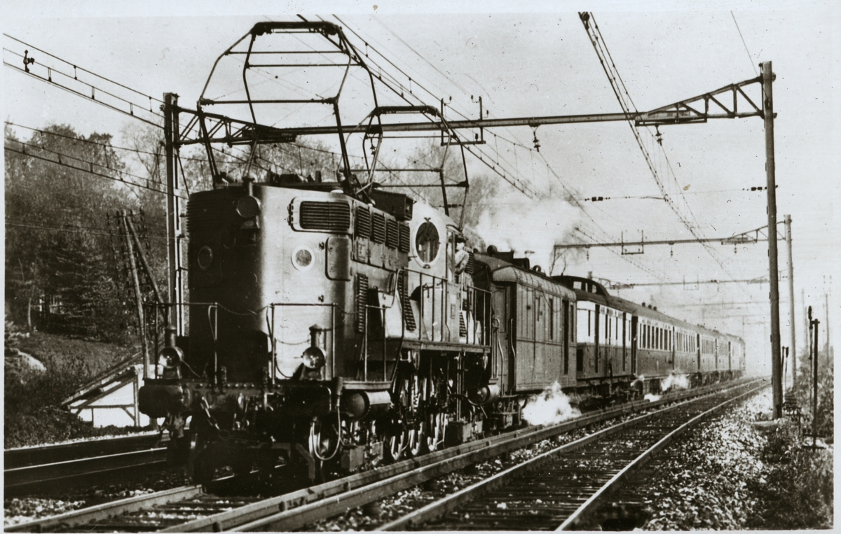 Compagnie du chemin de fer de Paris à Orléans et du Midi, PO Midi E 402.

Persontåg med ellok i drift på linje.