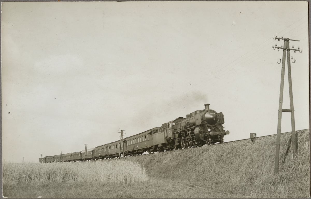 Deutsche Reichsbahn, DR 18 538 på linjen med persontåg ...