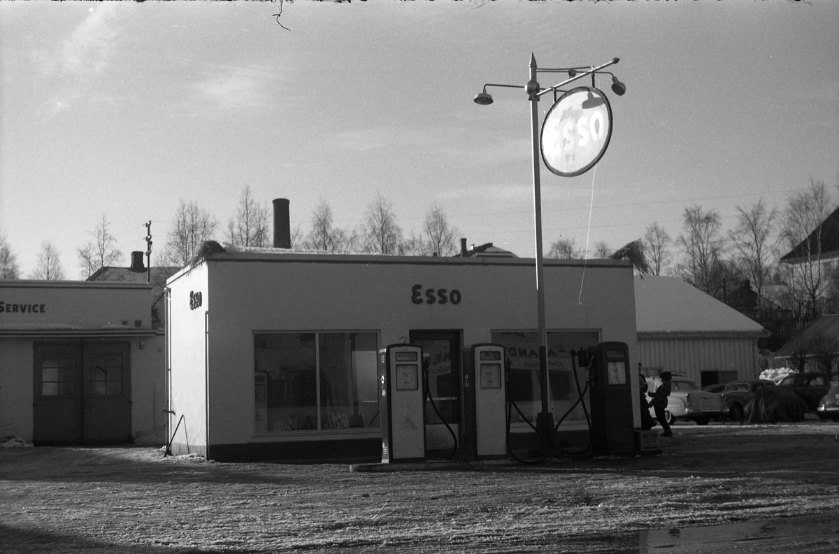 To bilder av Esso bensinstasjonen på Lena, tatt gjennom vinduet fra Lena Foto & Radio i "Raubua" mars 1958.