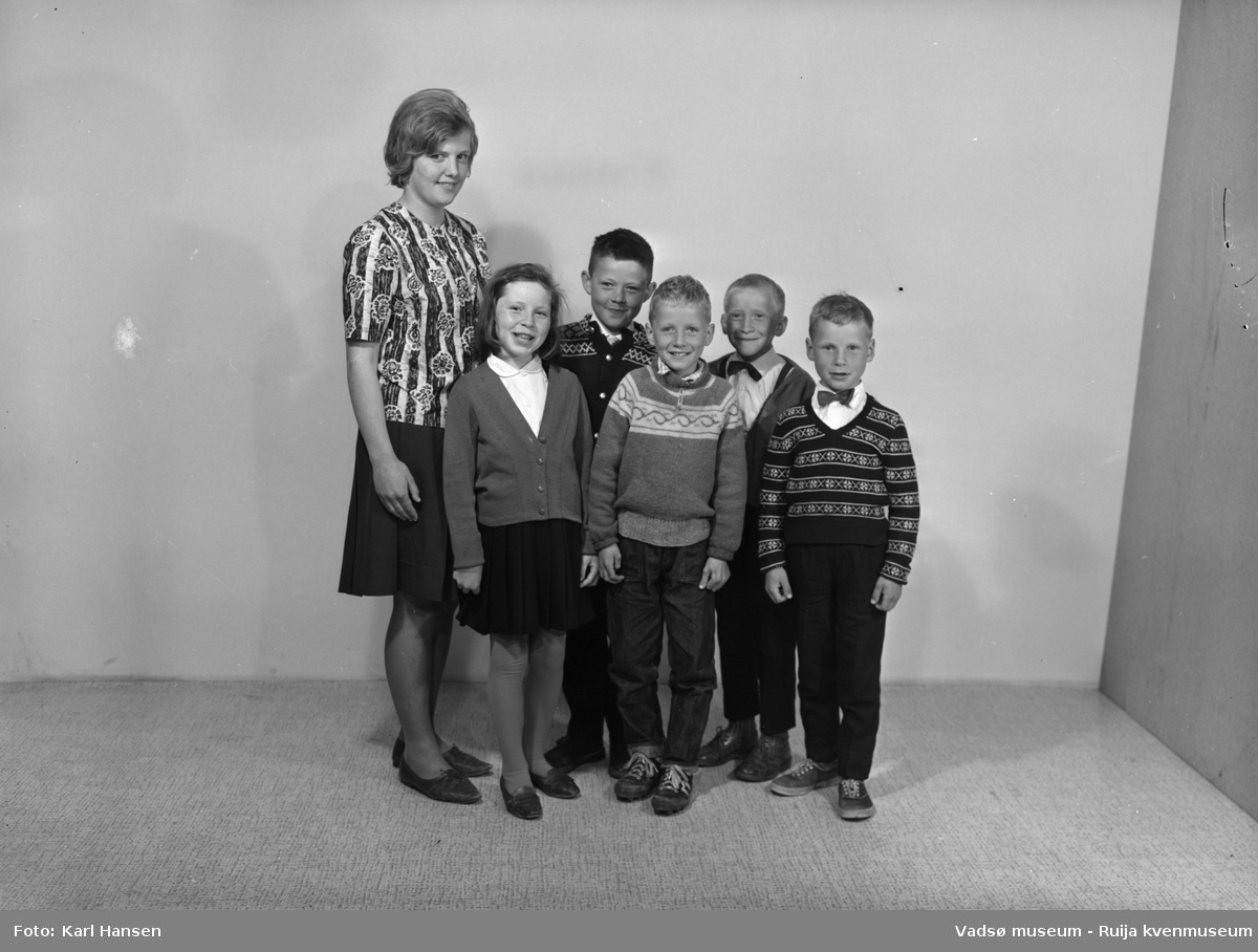 Gruppebilde av elever og lærer ved Salttjern småskole 6.6-1963.