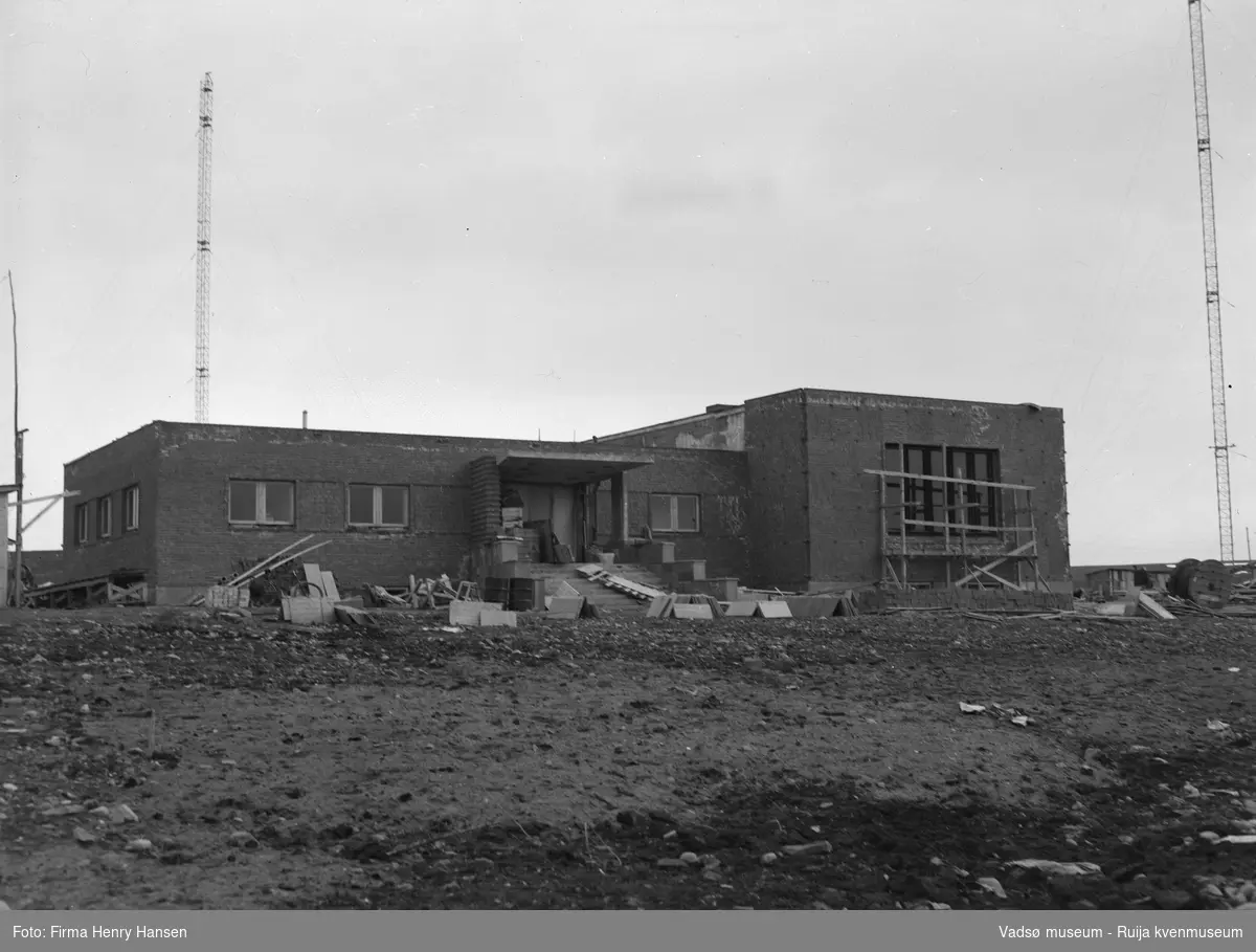 Finnmark Kringkaster, Vadsø. Kringkastingsbygget under oppføring. Bygget ble oppført 1948-1949, og ble innviet i 1949. Arkitekt MNAL Henrik L. Kjær.