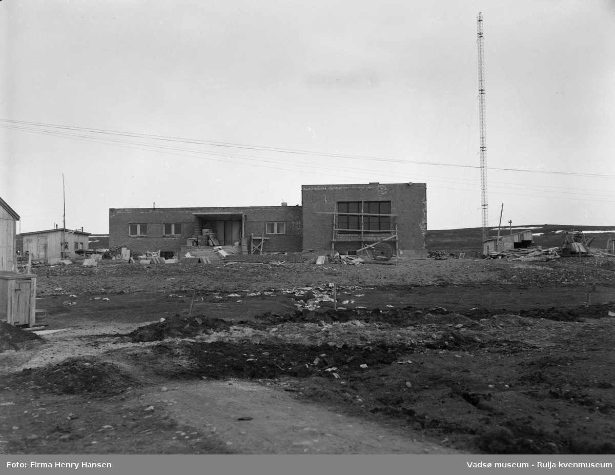 Finnmark Kringkasting, Vadsø.
 Finnmark kringkasting oppført 1948-1949. Arkitekt MNAL Henrik Kjær. Bygget ble innviet 15.09.1949 
