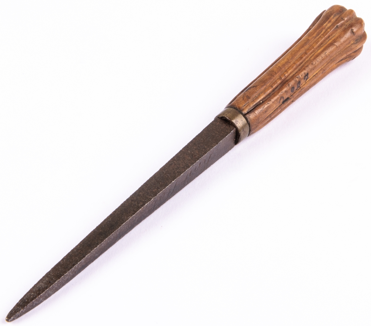 Bryne av stål på kort träskaft med längsgående ränder, rokoko. Märkt: "Knif Stål Åhr 1770".