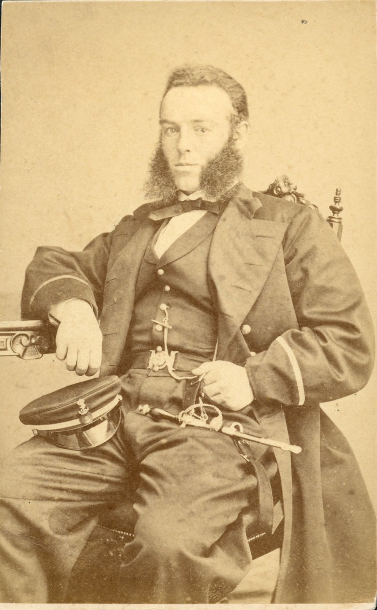 Ateljéporträtt av löjtnant Henrik Reinhold Werner (1842–1886) i lotsverkets uniform.