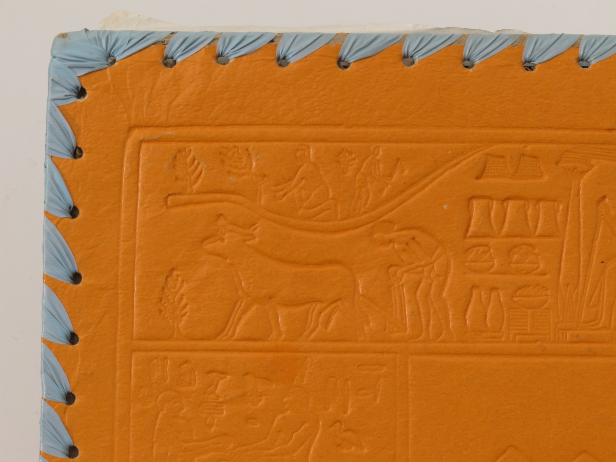 Bildemotiv på forsiden: Kamel med arabisk rytter, palmetrær, vann med seilbåt, pyramide og bebyggelse i bakgrunnen, alt i sterke farger mot en gul-orange bakgrunn.