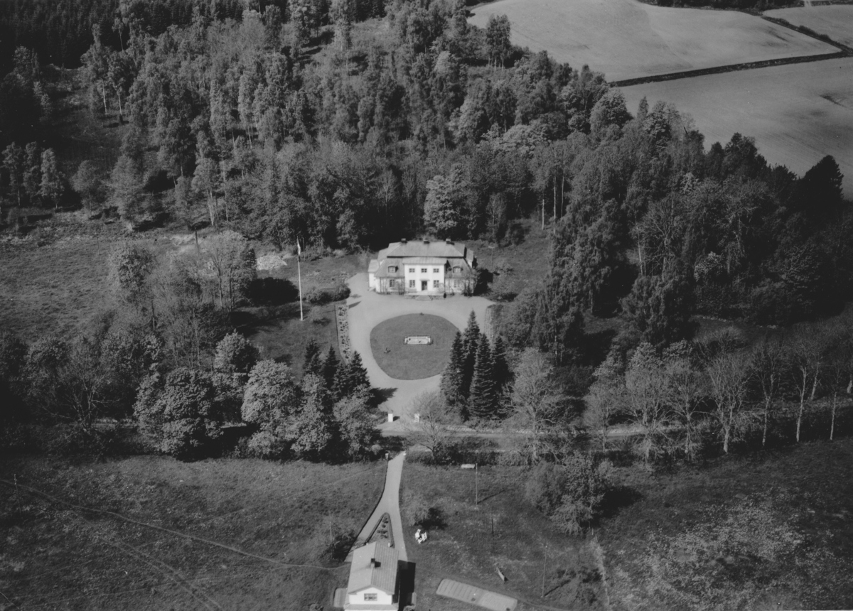 Flygfoto över Traneryd gård i Tranås kommun. Nr R 647.