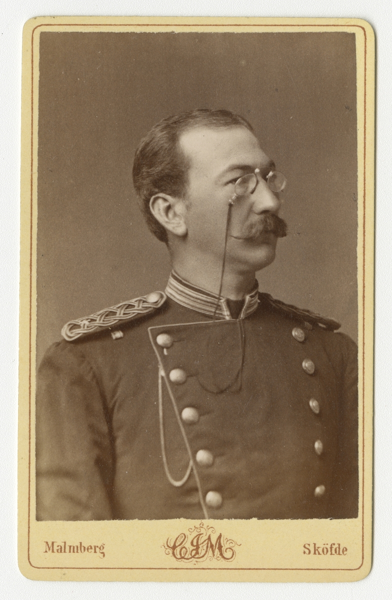 Porträtt av Adam Gabriel Fredrik Ludvig Nordenskjöld, underlöjtnant vid Kalmar regemente I 20.

Se även AMA.0021751.