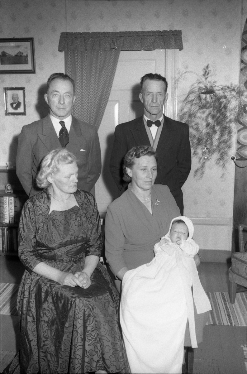 To bilder fra en barnedåp april 1958. Dåpsbarnet er Hanne Oppegård fra Kraby, yngste datter av Agnes og Tore Oppegård. Bak til venstre står Tore Oppegård til venstre, til høyre Tores bror Ottar Oppegård. Foran til venstre er Ingeborg Jansen, søster av dåpsbarnets mor, og til høyre Anna Oppegård, gift med Ottar.