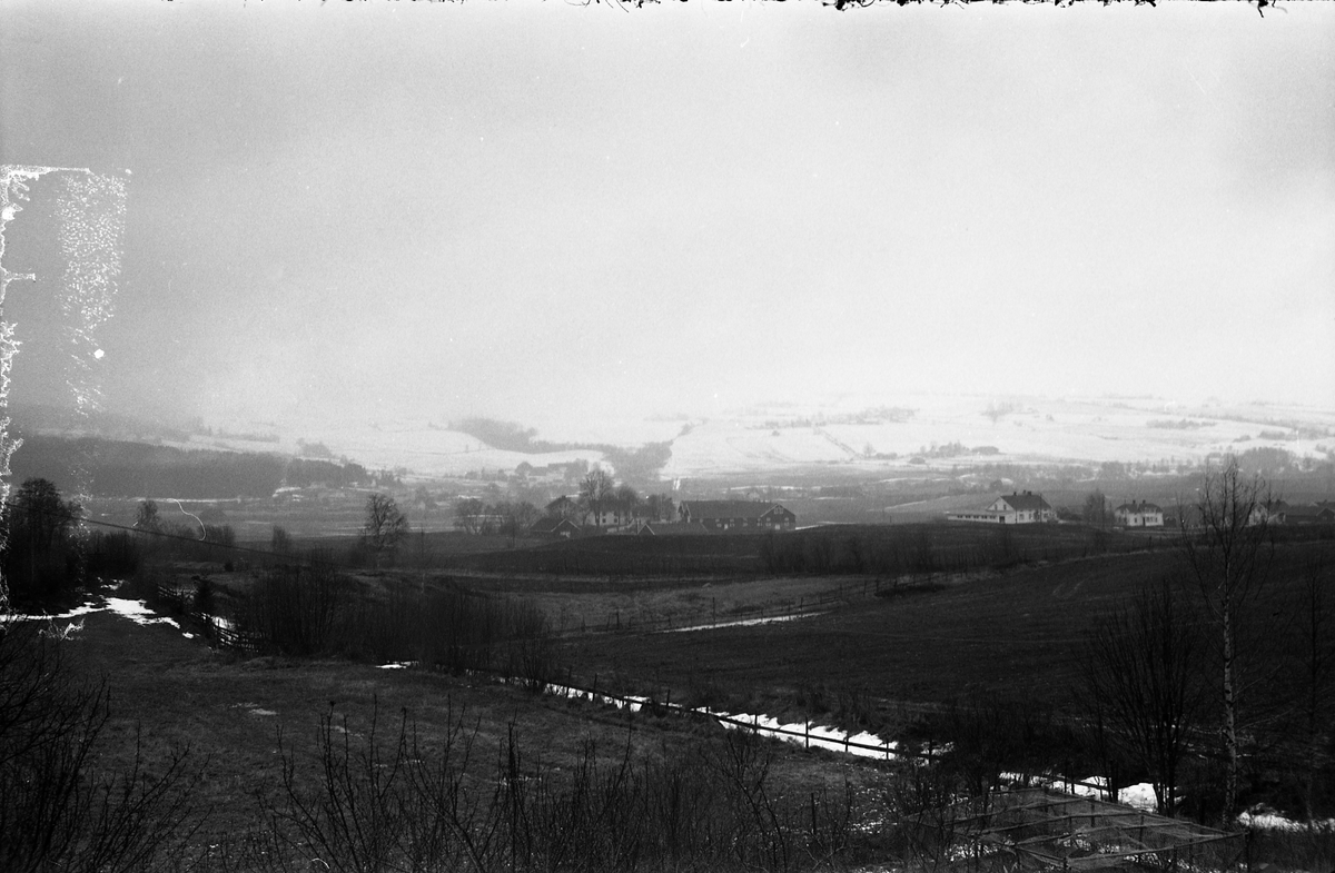 To utsiktsbilder mot Lensbygda tatt fra fotografens eiendom Odberg på Kraby, Østre Toten. Midt i bildet i forgrunnen gården Slagsvold, til høyre området rundt Kraby stasjon.