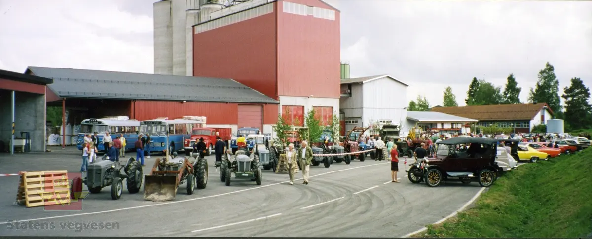 Bilde tatt fra kornsiloen Fiskå Mølle Flisa ved åpningen av Flisa bru 5. juni 2003. På bildet står veterankjørertøyer oppstilt, bestående av busser, lastebiler, traktorer og amerikanske biler.
