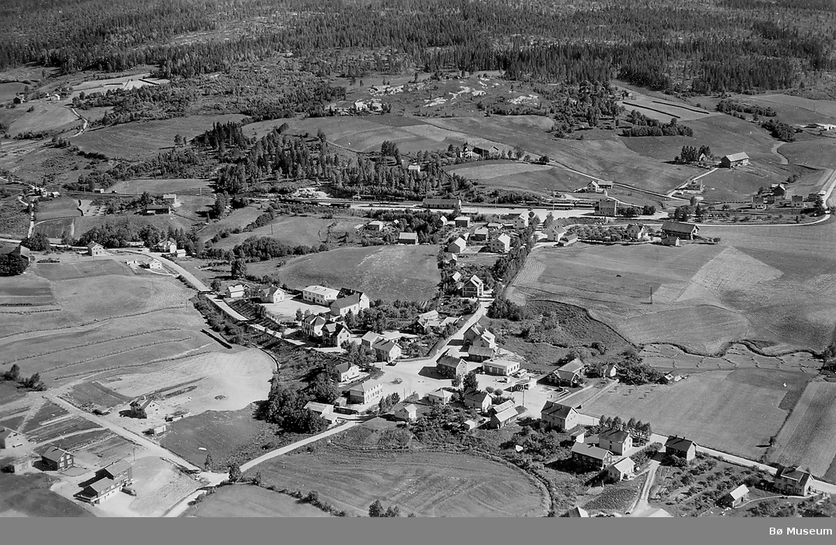 Flyfoto av Midtbygda-krysset, tatt 5. juli 1952.