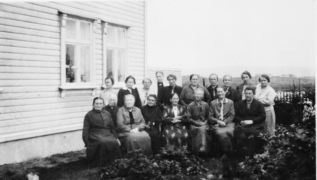 Kvinneforening samla på Bryne. I midten sit Ingeborg Ødegård.