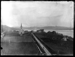 Langnes fotografert fra fjellkanten rundt 1900. Den gamle Ta