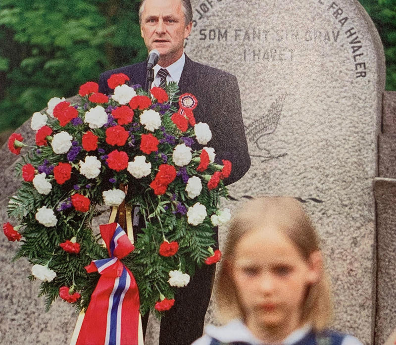 Tale og kransenedleggelse ved Sjømannsmonumentet 17. mai hvor 3. klasse tradisjonen tro står flaggborg.