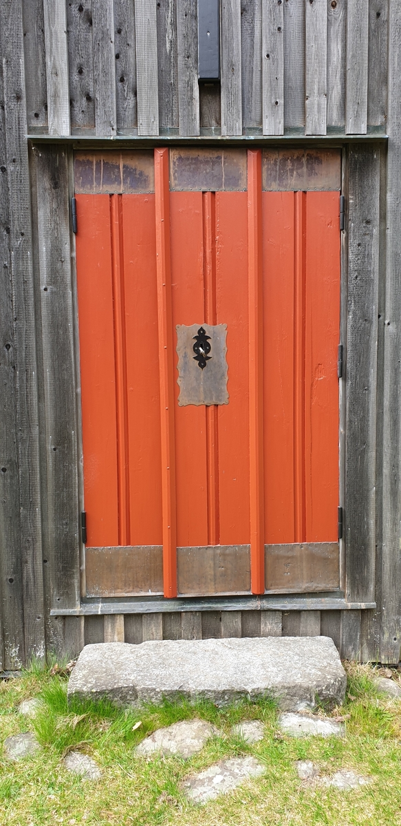 Dörr, fäbodkyrkan, Finnsåsens fäbodar, Borlänge, 2019.
Dörren består till viss del av material från Stora Tuna Kyrka.