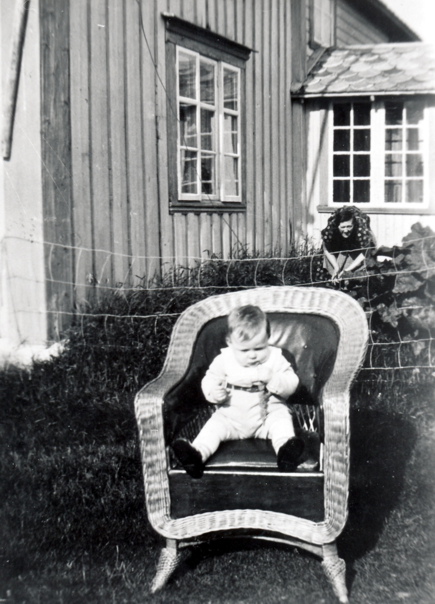 Jan Hofsøy utenfor Borterstua i Hofsøya. Senja 1935