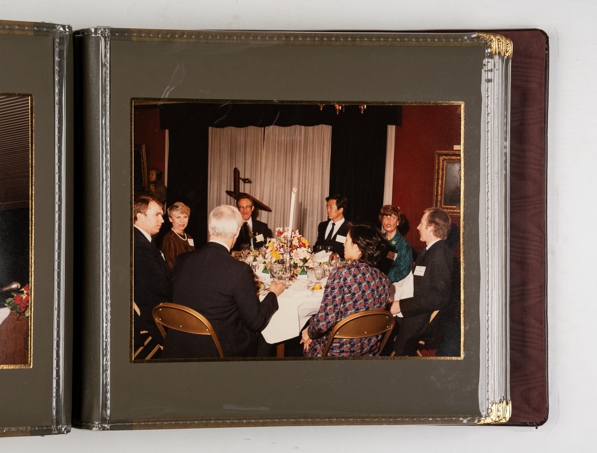 Album med fotografier fra navneseremonien til 'Barber Tampa'.