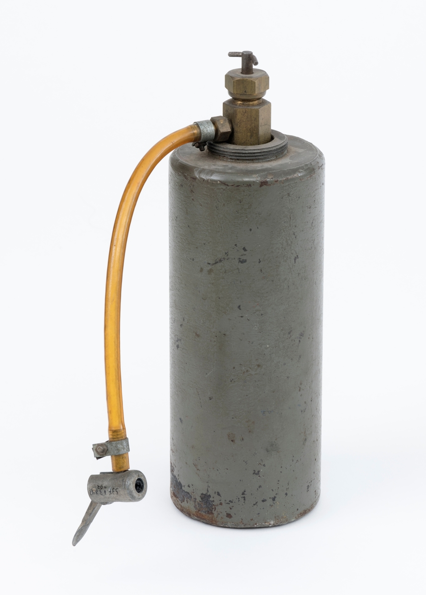 Til motorsag SJF.13843-01 medfølger det en gassflaske, propanflaske, med slange til å koble på sagas håndtaksbøyle for å fylle denne med gass slik at den starter.