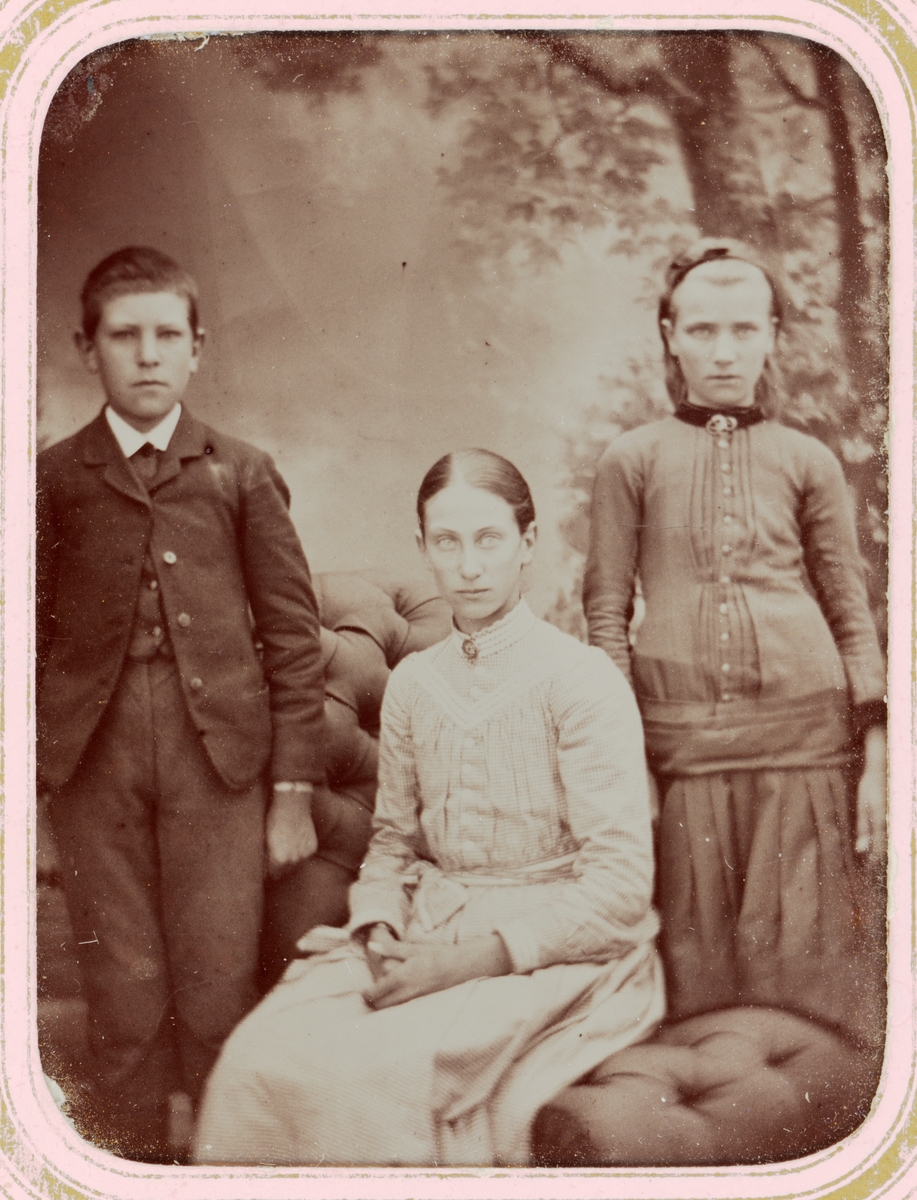 Ferrotyp - Elisabeth (Elise), Jenny (Hedvig Johanna) och Henrik Wenster, Uppsala, omkring 1890