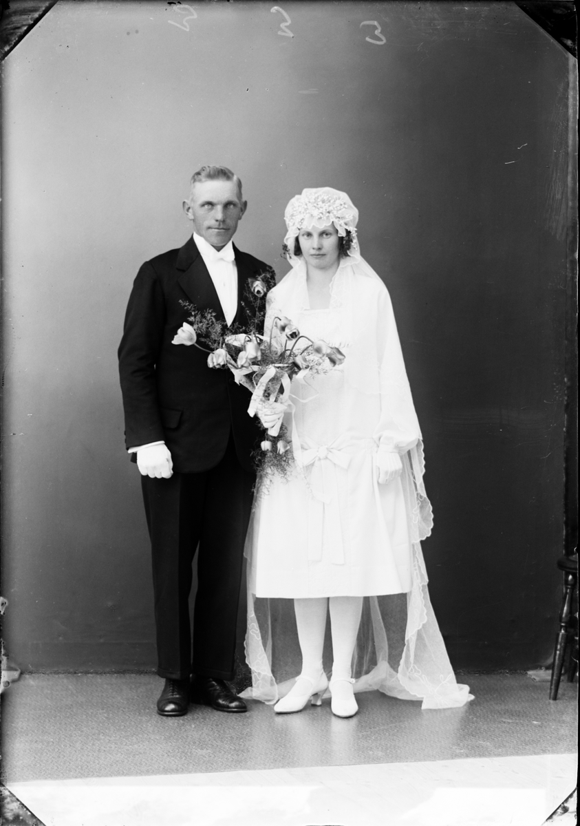 Brudparet Eriksson från Stummelbo, Valö socken, Uppland 1928