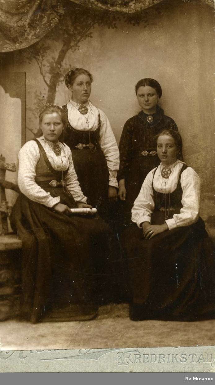 Gruppebilete av Bergit, Ragna, Mari og Anne Eika