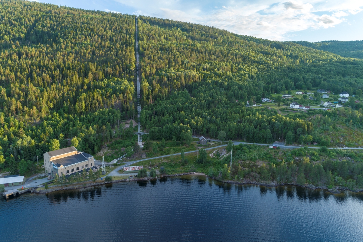 Hakavik kraftverk med røyrgata, til høgre er husa som vart bygd som følge av utbygginga.