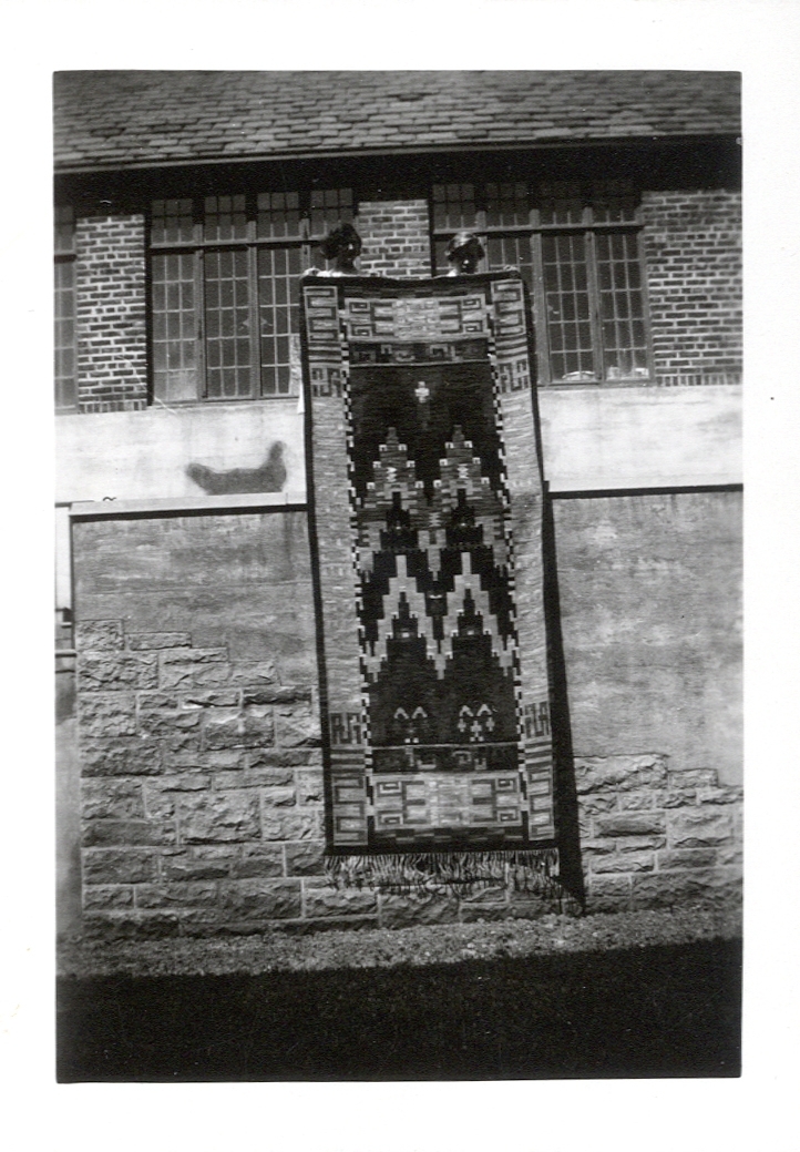 Foto (svart/vitt) av en flossamatta med viggmönster, som visas upp utanför Cranbrook College of Arts, Michigan,
USA, ca 1930-31. 

Inskrivet i huvudbok 1983.