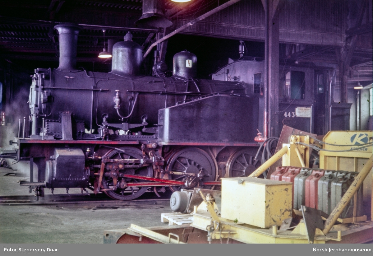 Damplokomotiv type 23b nr. 443 i lokomotivstallen på Sundland i Drammen.