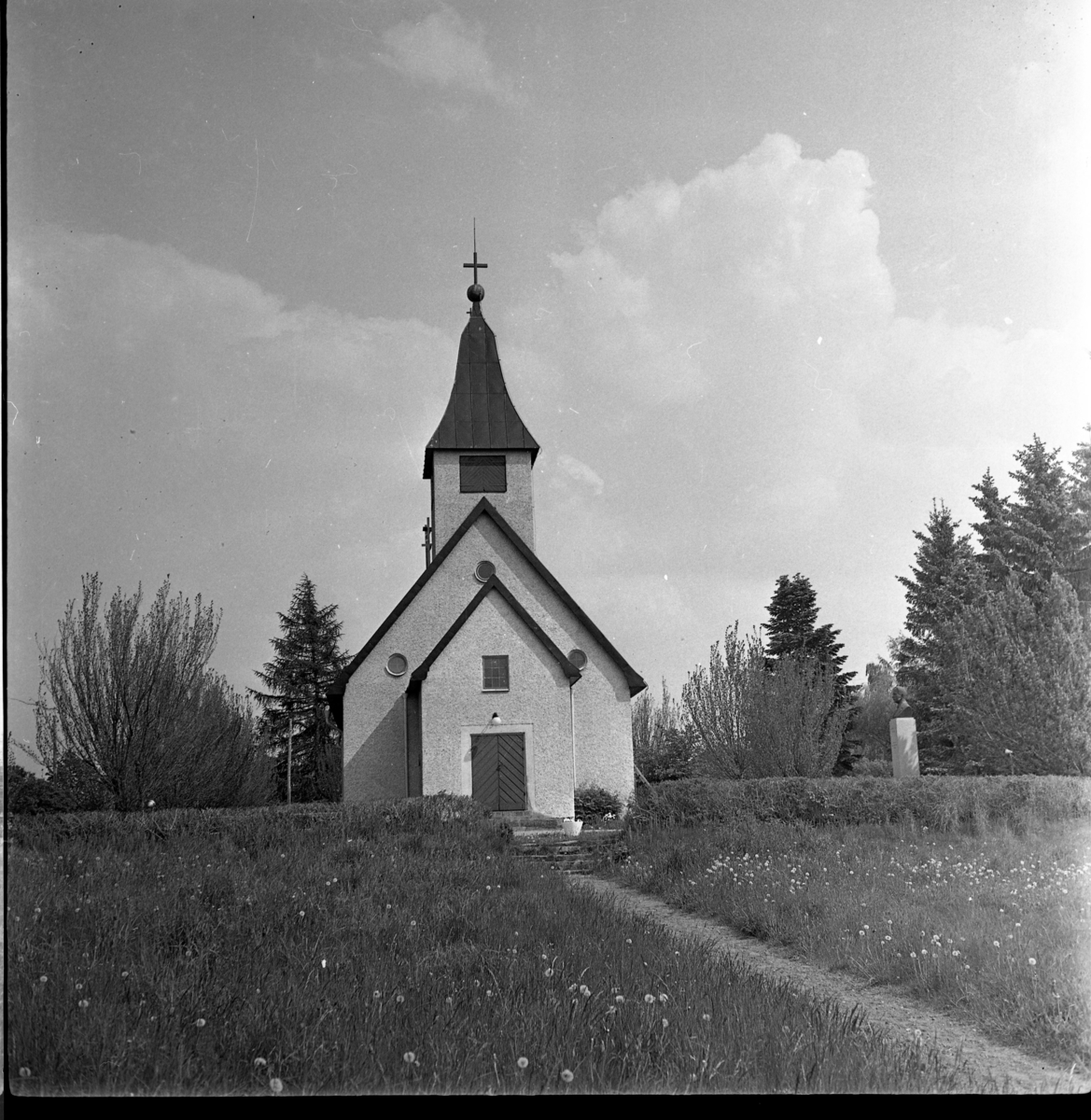 Örserums kyrka, fotografi mot entrén.