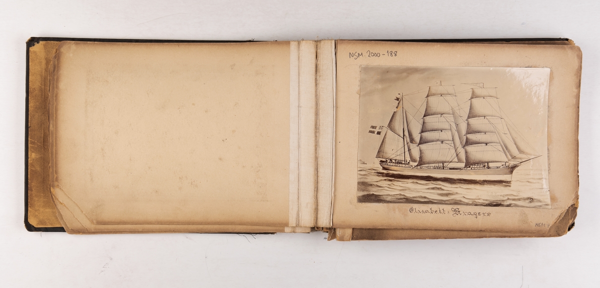 Album med fotografier av seilskutemalerier.