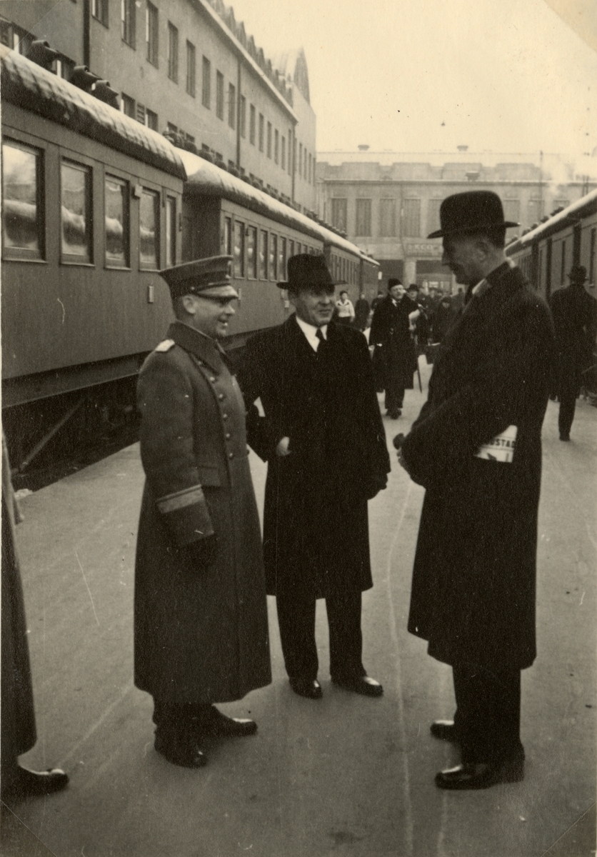 Text i fotoalbum: "Studieresa med general Alm till Finland 1.-12. mars 1939. Avsked från Helsingfors. General Sarlin, sv. militärattachen överstelöjtnant Kempff vid general Alm."