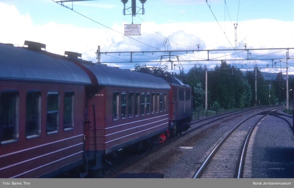 Ekspresstog 1033 til Stockholm passerer Sander stasjon, trukket av elektrisk lokomotiv litra F