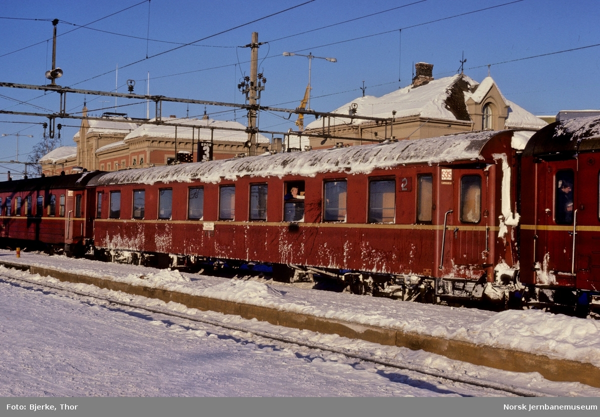 Personvogn litra B10 nr. 24101 i tog 301 på Hamar stasjon