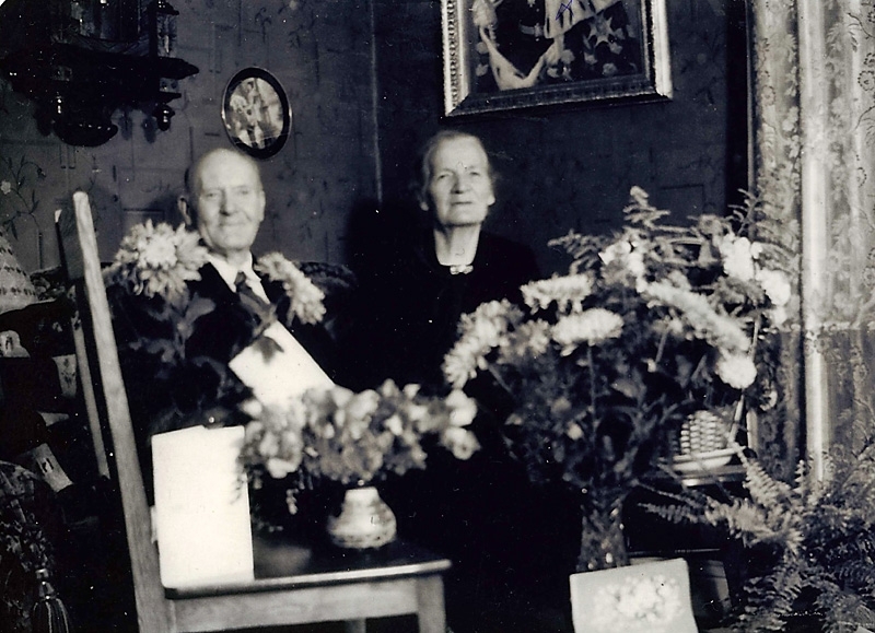 Makarna Birger Johansson (1871 - 1954) och Gerda Johansson (1872 - 1951), Villa Lyckebo på Lyckebovägen okänt årtal. Paret skänkte mässingskandelabrar till Kållereds kyrka.