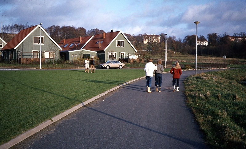 Tre ungdomar promenerar utmed Ullas Lyckas väg cirka 1990.
Längst till höger ses Streteredskolan.