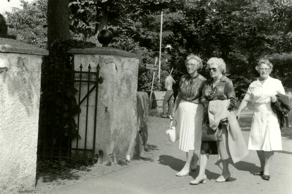Svenska kyrkan, Kållereds församling, 1980-tal.
Pensionärsresa till S:t Olofs trädgård på Styrsö. 
Från vänster: Anna Lisa Andersson (Bölet), Helga Påsse samt Elin Jansson.