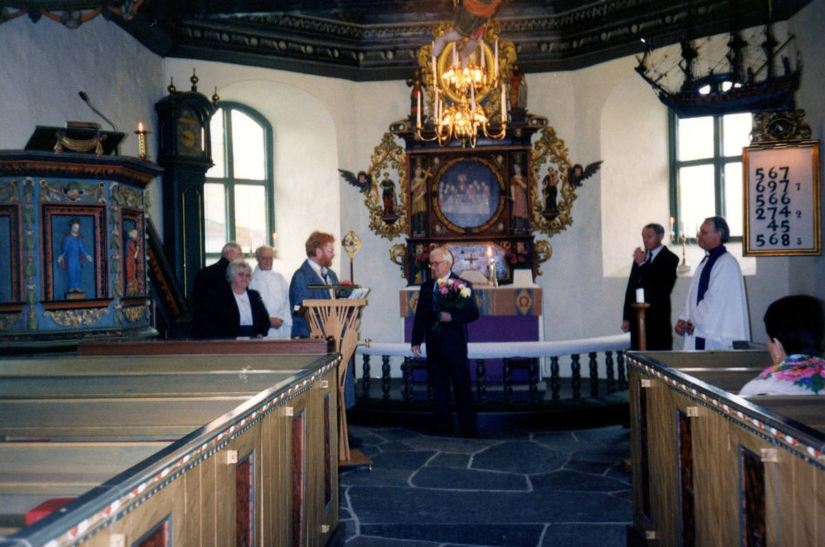 Kållereds kyrka (Svenska kyrkan) efter 1976. Troligtvis avtackning för mannen i mitten.
Från vänster: kyrkvärd Eivor Johansson (1931-2001), okänd, okänd, diakon Stig-Ove Dahlgren. Övriga är okända.