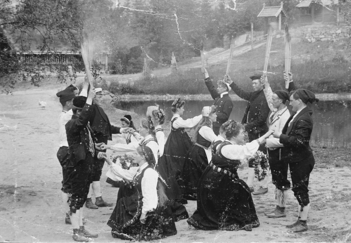 Repro: Bunadskledd dansegruppe ved Nordre Tjern ca. 1904, leikarring med blant annet Hulda Garborg