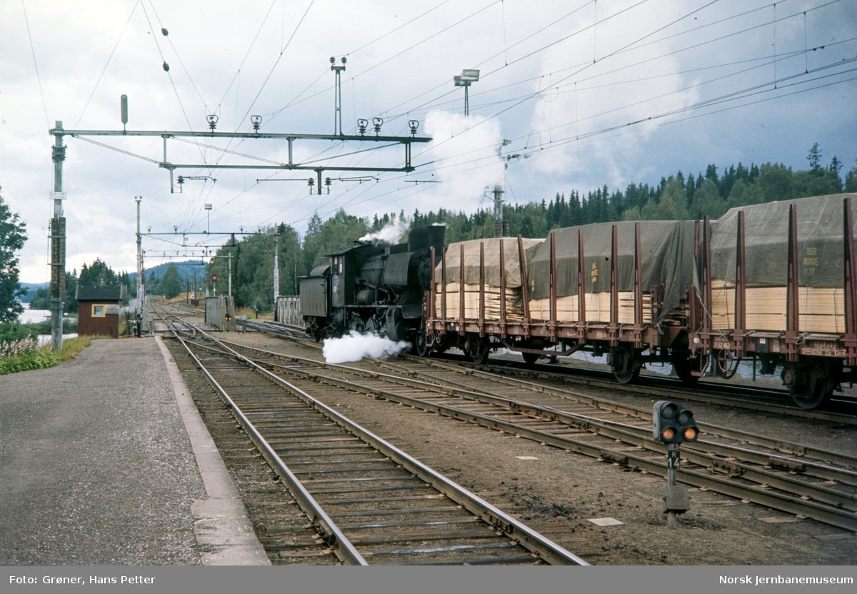 Damplokomotiv type 24b nr. 264 med godstog på Eina stasjon.